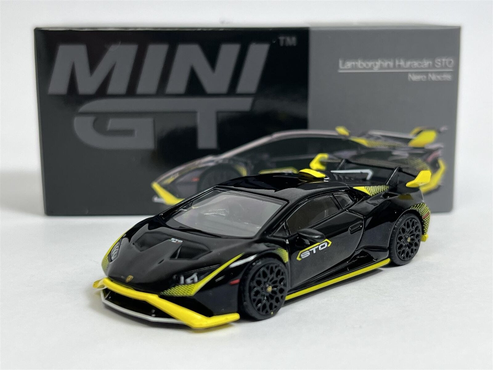 Mini GT Lamborghini Countach LPI 800-4 Bianco Siderale