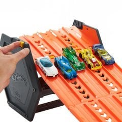 Hot Wheels Kıvrılan Yarış Pisti