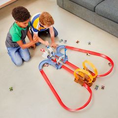 Hot Wheels MarioKart Bowserın Kalesinde Kaos