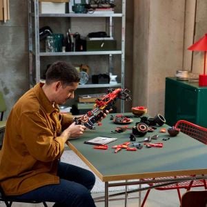 LEGO Technic Ferrari SF-24 F1 Araba 42207 Yetişkinler için Koleksiyonluk Yaratıcı Yarış Arabası Modeli Yapım Seti (1361 Parça)